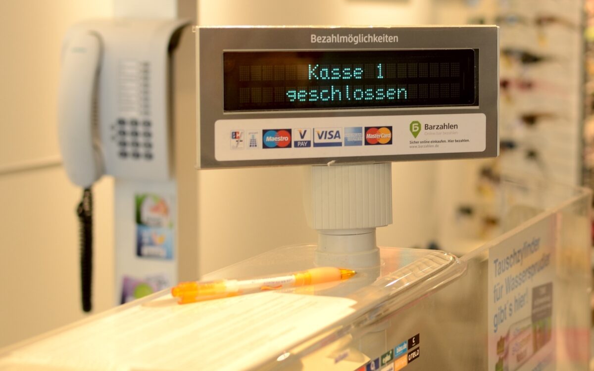 Eine Handelskasse zeigt Kasse 1 geschlossen an Eine Handelskasse zeigt Kasse 1 geschlossen an